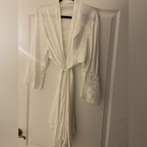 Bridal robe - like new- lace detail- getting ready plus size outfit wedding, 2XL